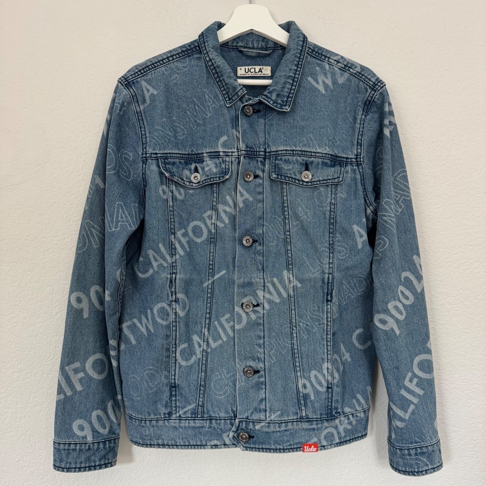 University of California ucla texty jean jacket SZ Medium Printed Denim Trucker